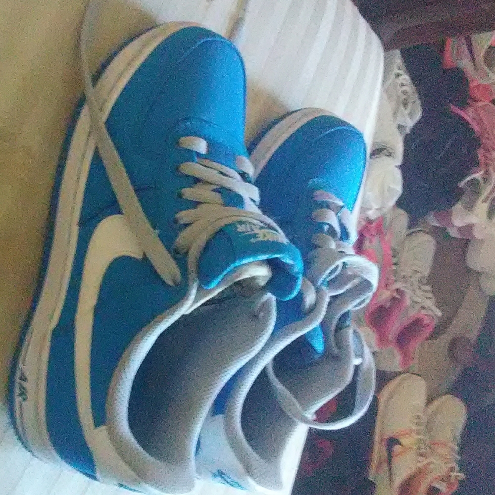 Sneaker - Picture 3 of 4